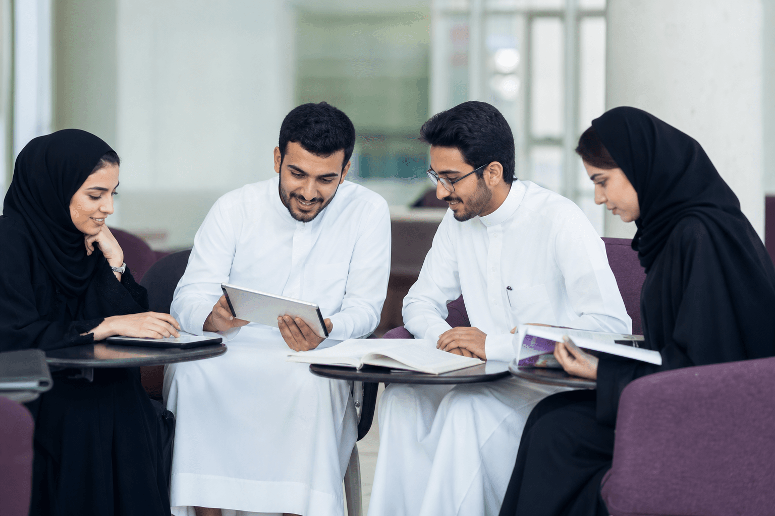 متعلمون من الخليج يتدرّبون على الإنجليزية معًا